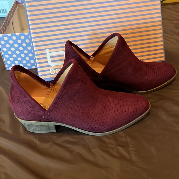 New in box size 7 Wine suede booties - Picture 3 of 11